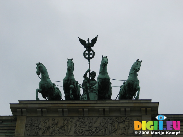 25116 Horse and carriage on Brandenburger Tor